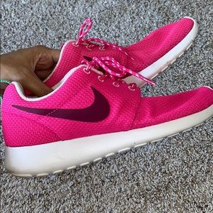 Women’s size 8 Nike pink Roshe